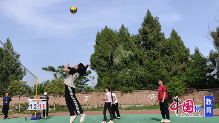 威尼克斯人平台跃动青春“排”出精彩 江油市战旗小学成功举办2025年排球运动会(图2)